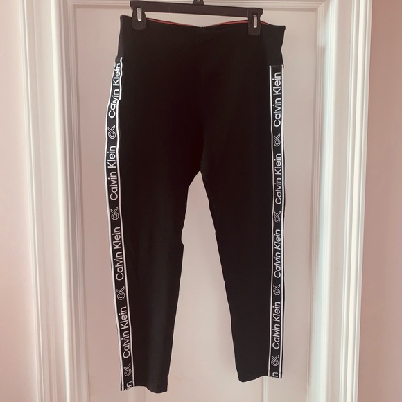 EUC CALVIN KLEIN LOGO ANKLE LEGGINGS W/CALVIN KLEIN WRITTEN DOWN SIDE OF EA LEG! - Picture 3 of 7